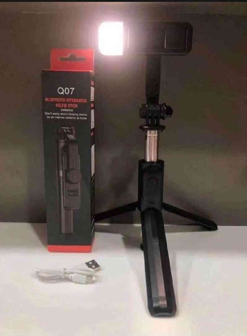 Q07 Selfie Stick Tripod